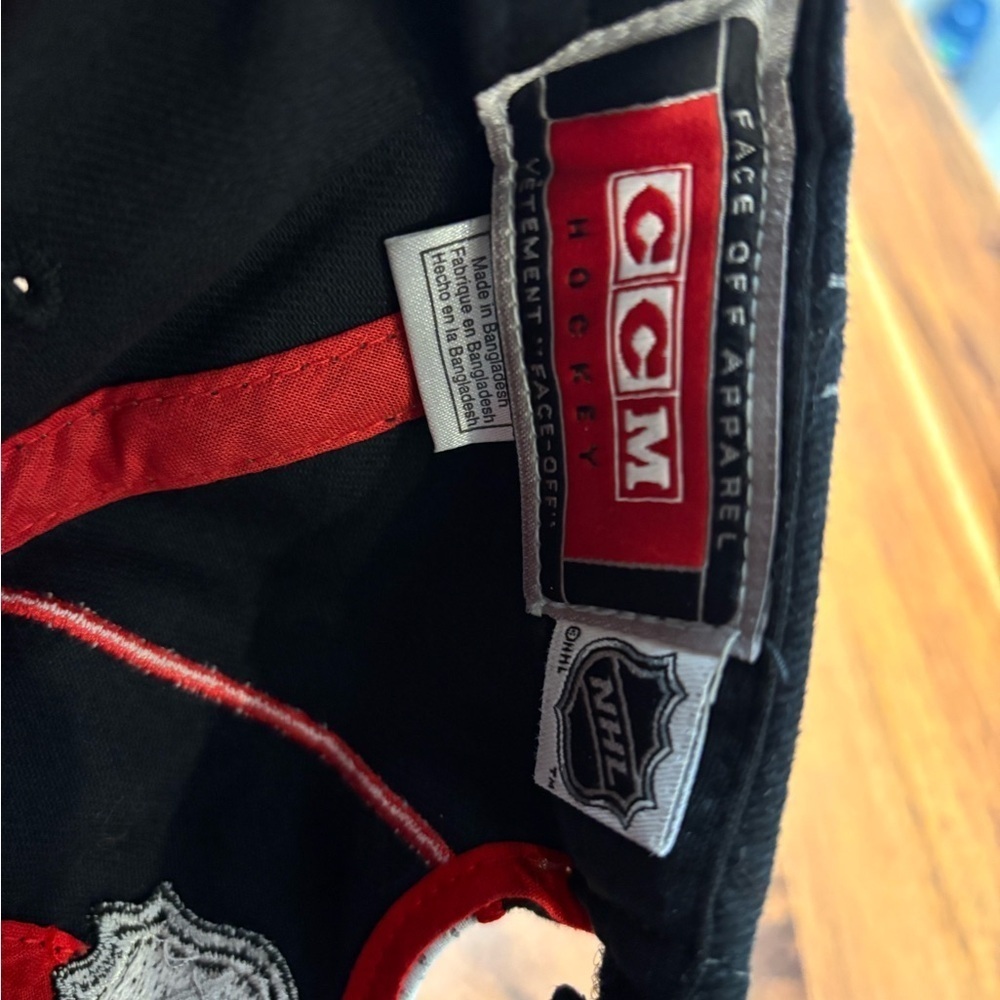 CCM Calgary Flames Vintage Hockey Cap Black Red NHL - Picture 7 of 9